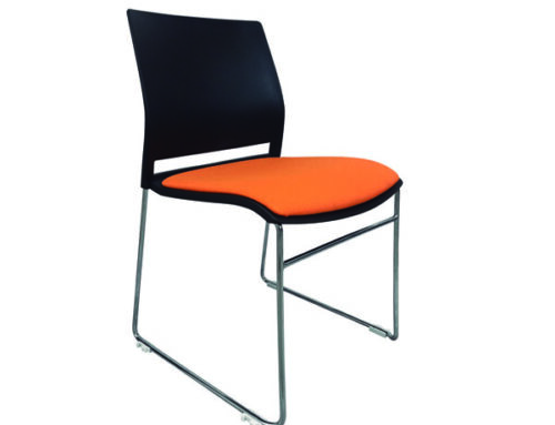 Silla  trineo, asiento tapizado y respaldo desarmable, modelo A-600T.
